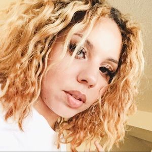 Meet your Posher, Deya